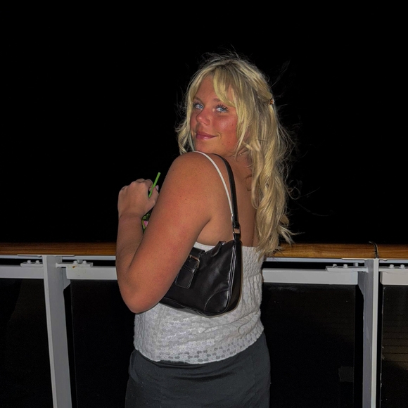 Meet your Posher, Madeleine - Picture 2 of 6